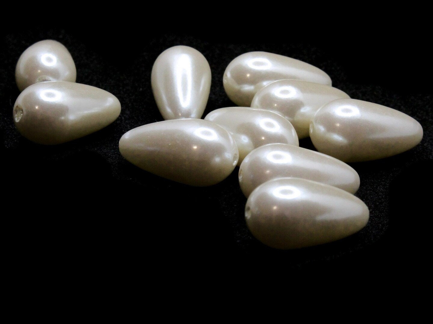 10 18mm White Teardrop Pear Vintage Cultura Pearl Beads