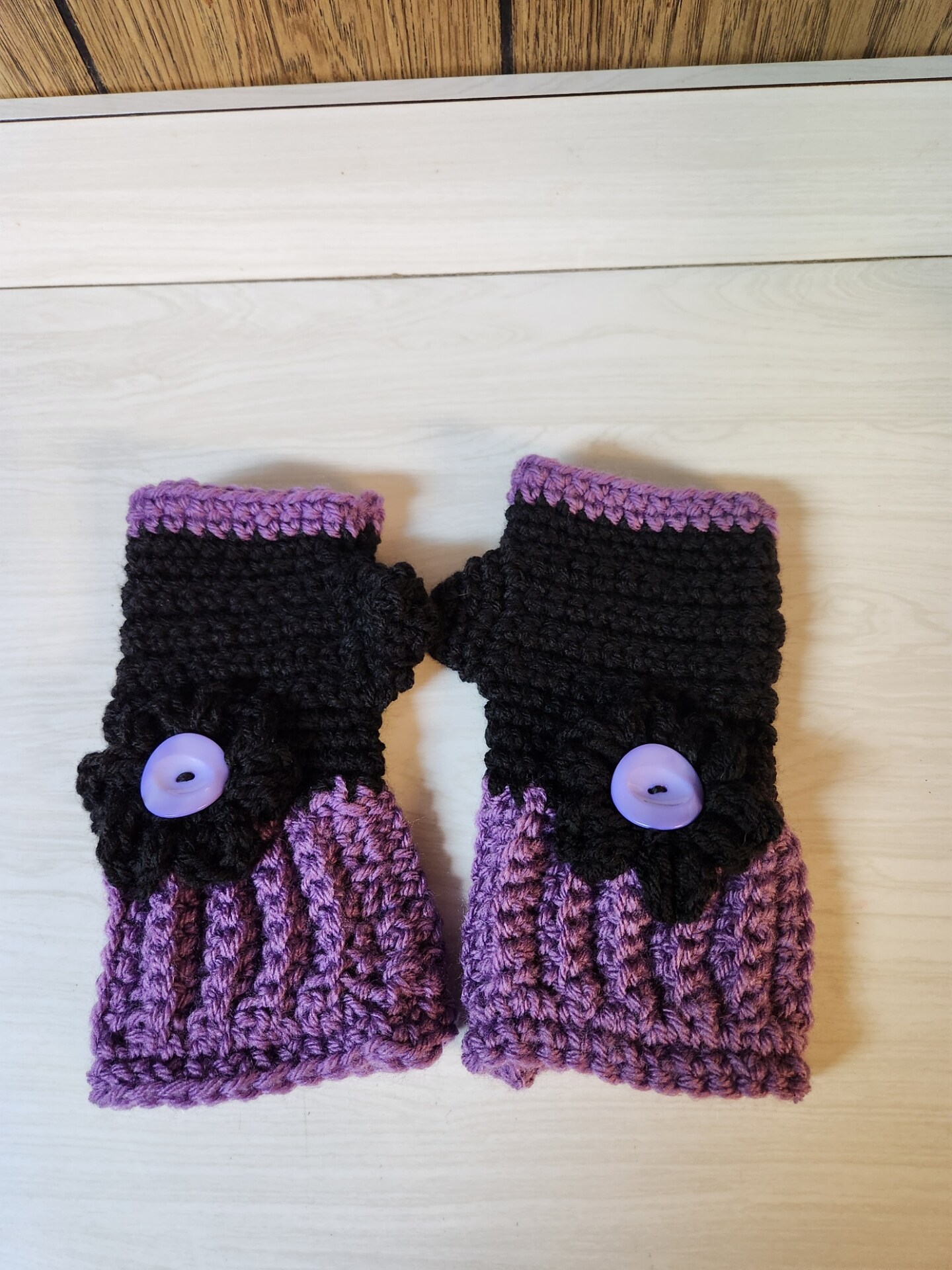 PRETTY AND WARM BLACK AND PURPLE FINGERLESS