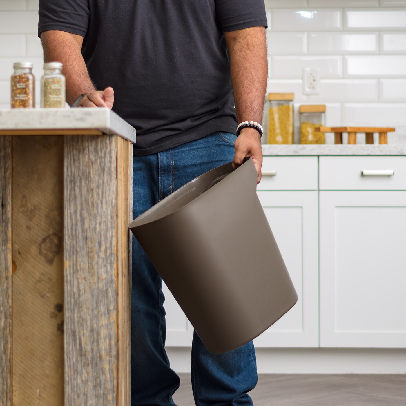 IRIS USA 6 Gallon / 24 Quart Plastic Wastebasket Garbage Trash Cans with Handles for Home Office Kitchen Bedroom Bathroom