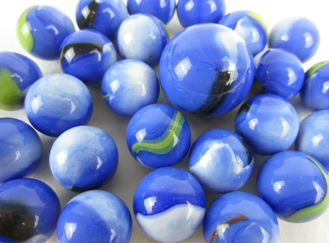 25 Glass Marbles BLUE DOLPHIN White/Green/Red Shooter Patch game marble lot