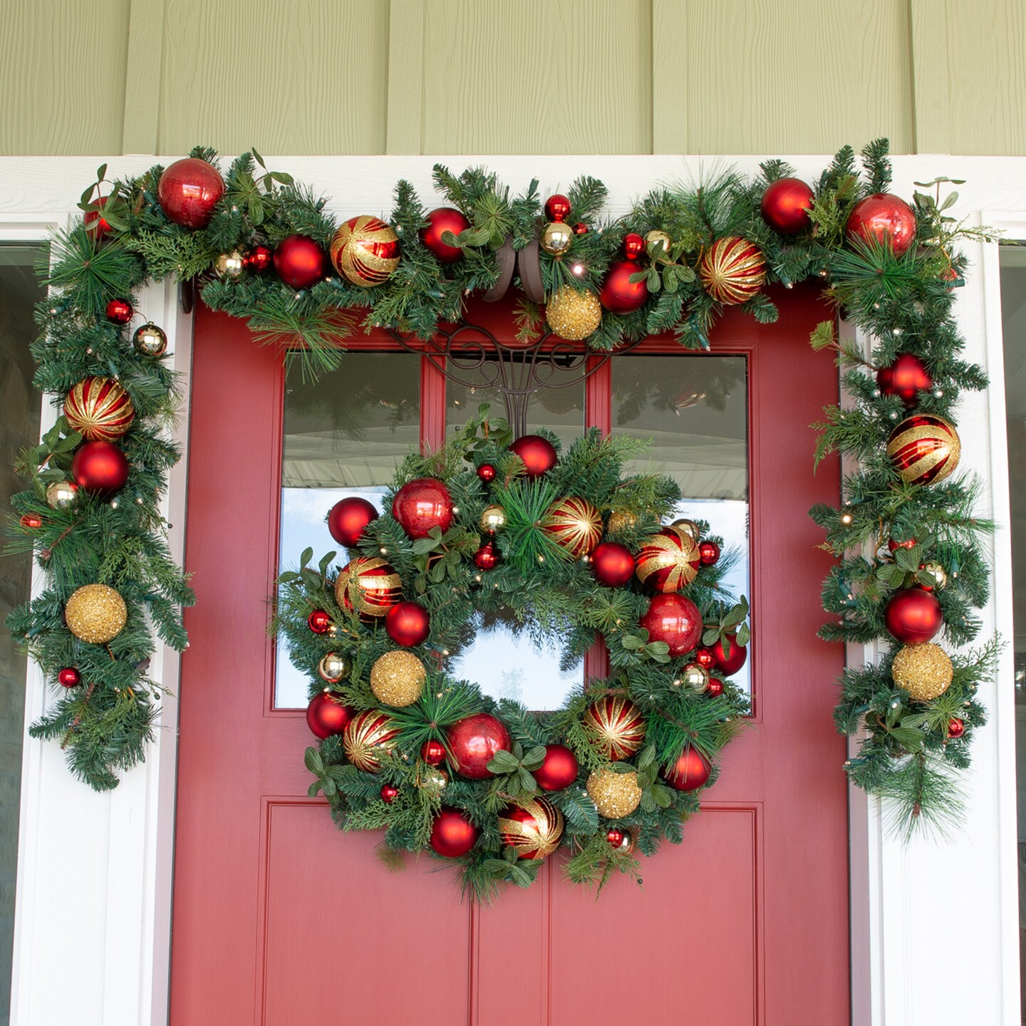 Lighted Christmas Wreath - Christmas Classic