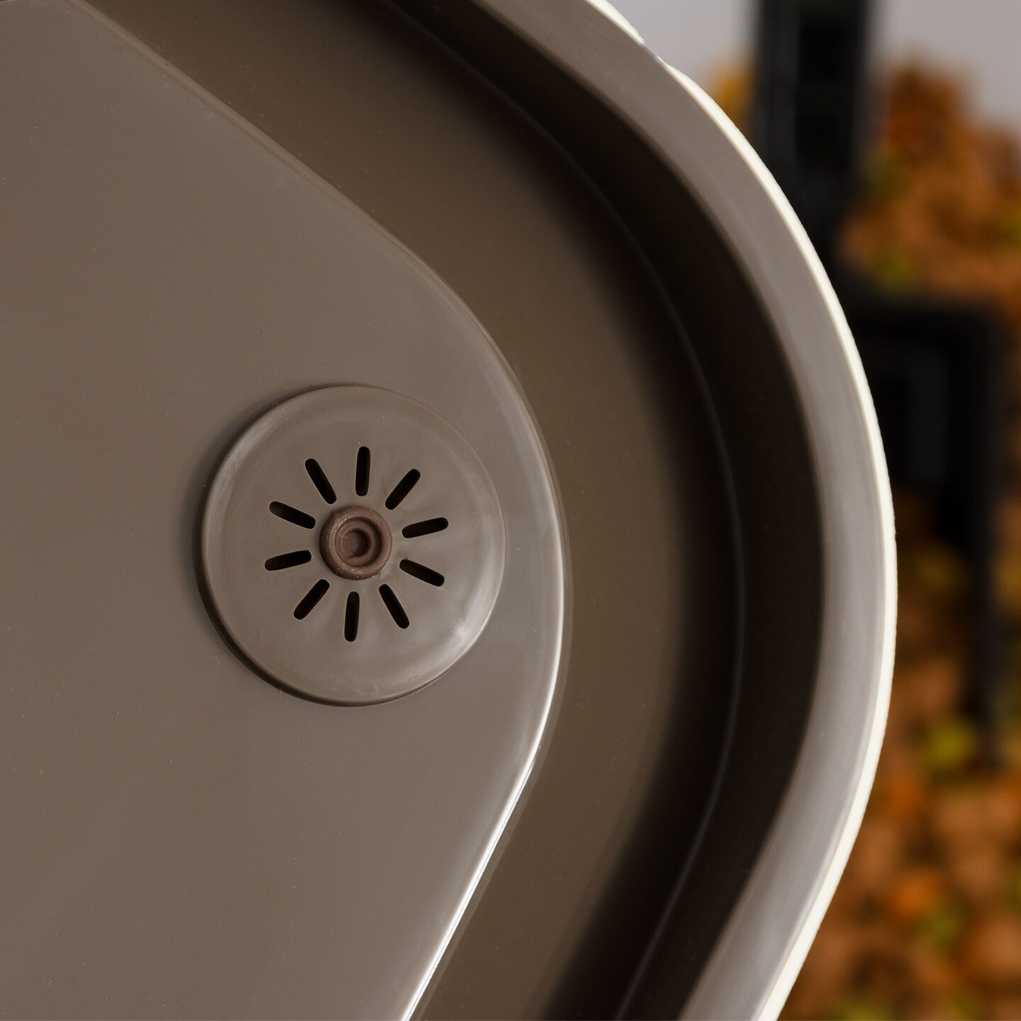 IRIS USA 25Lb/30Qt WeatherPro Airtight Pet Food Storage Container with Scoop and Casters