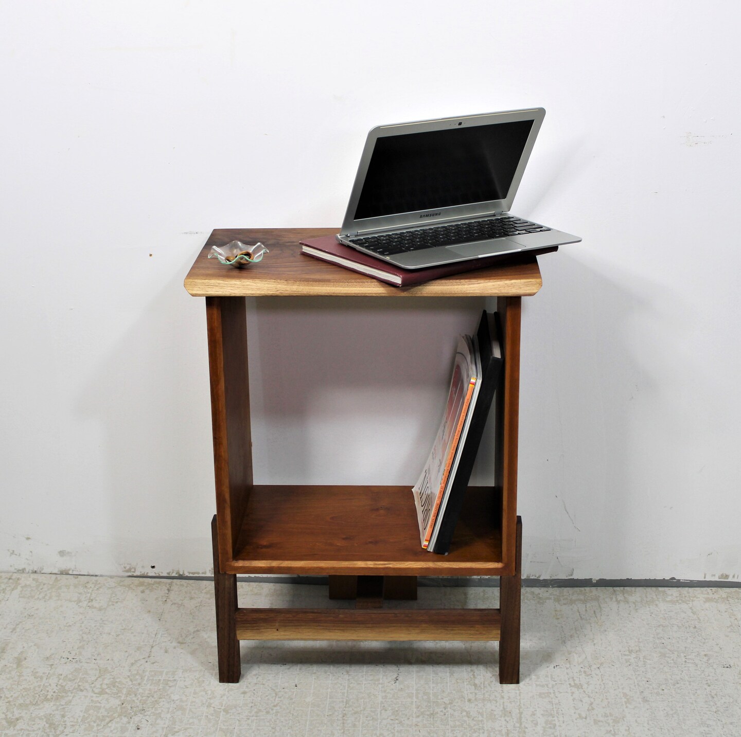 Open Concept Nightstand Design: Elevate Modern Bedroom Aesthetics