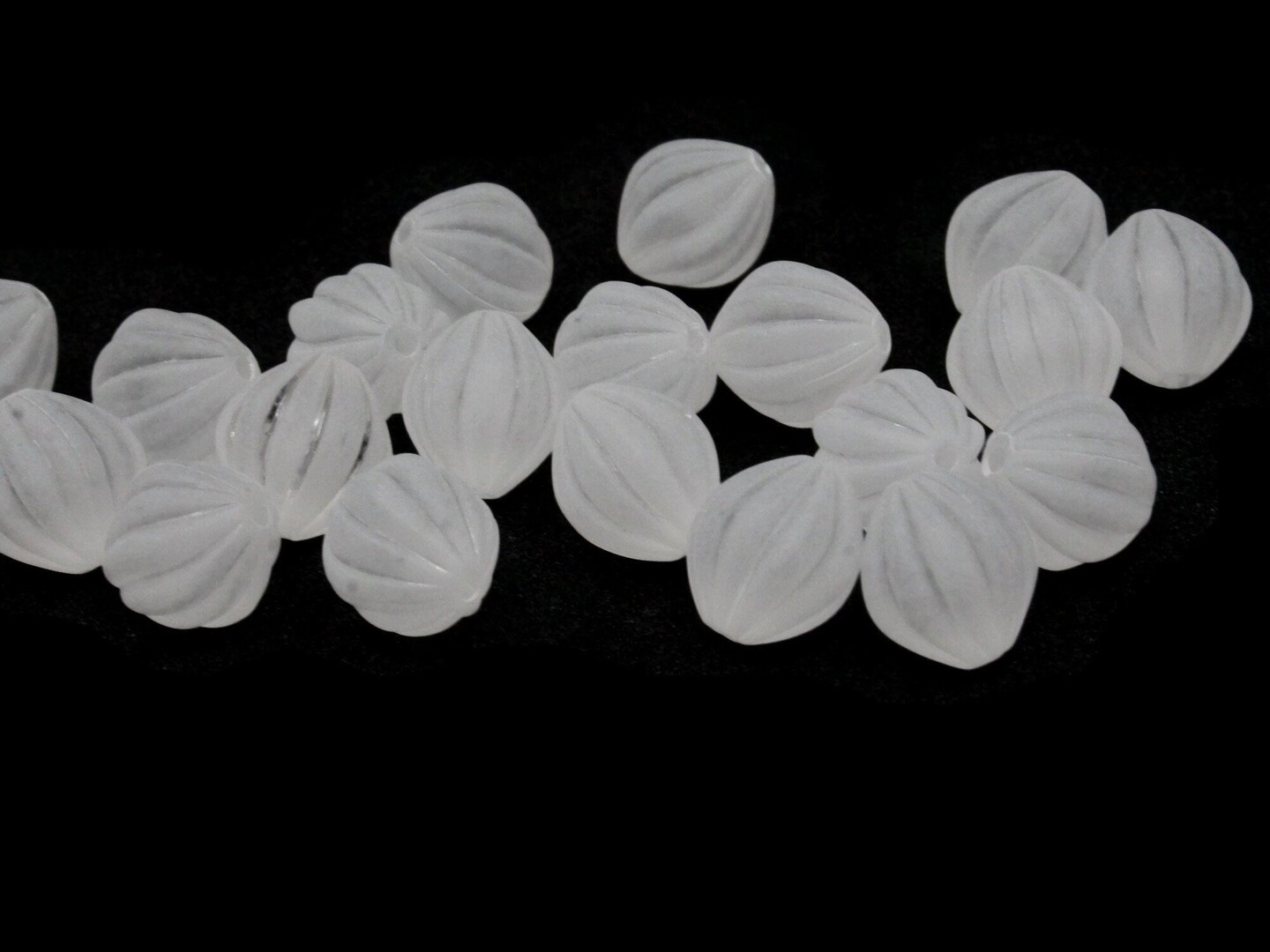 20 13mm Fluted Round White Vintage Frosted Acrylic Beads