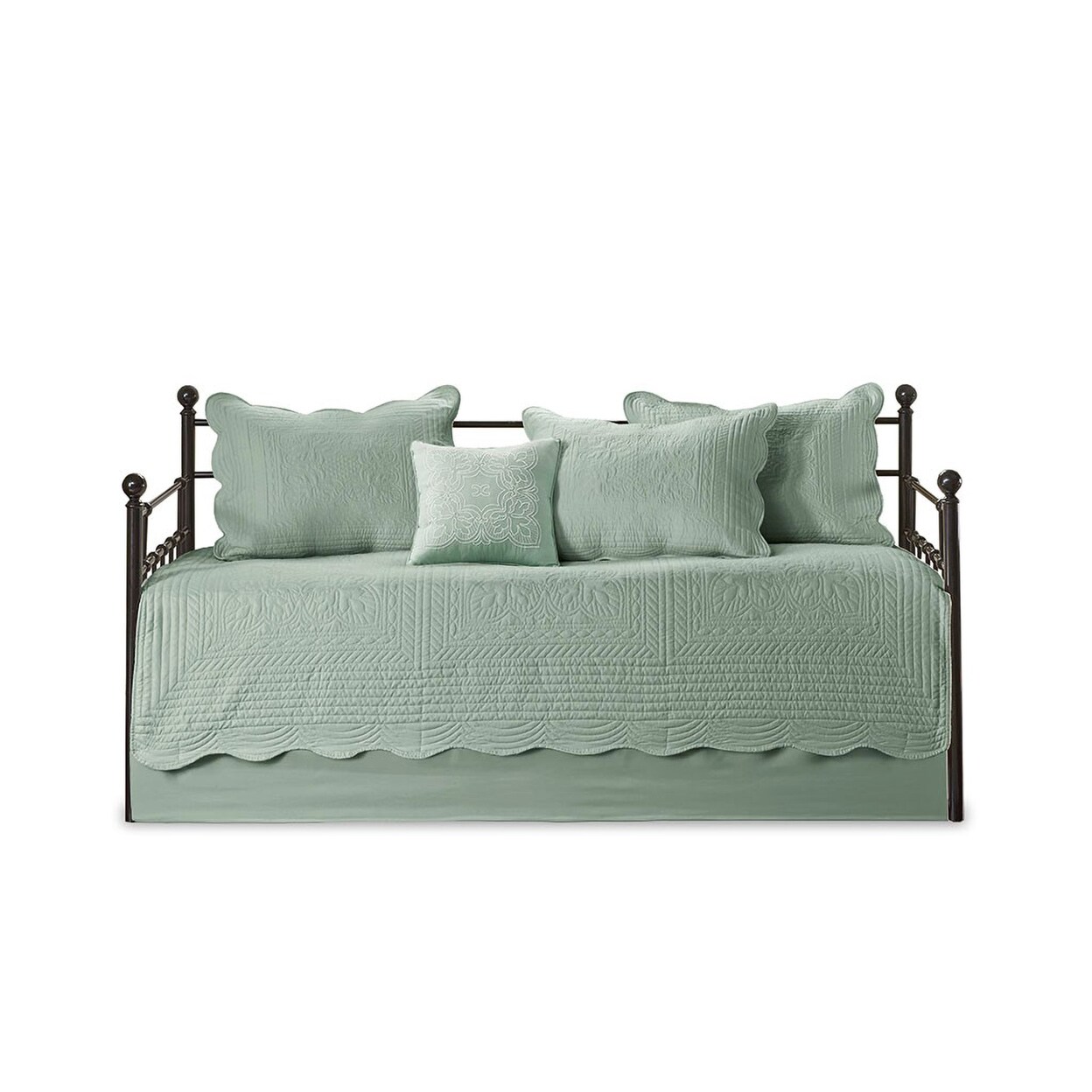 Gracie Mills   Salvatore 6-Piece Reversible Cottage-Inspired Scalloped Edges Daybed Set - GRACE-9624