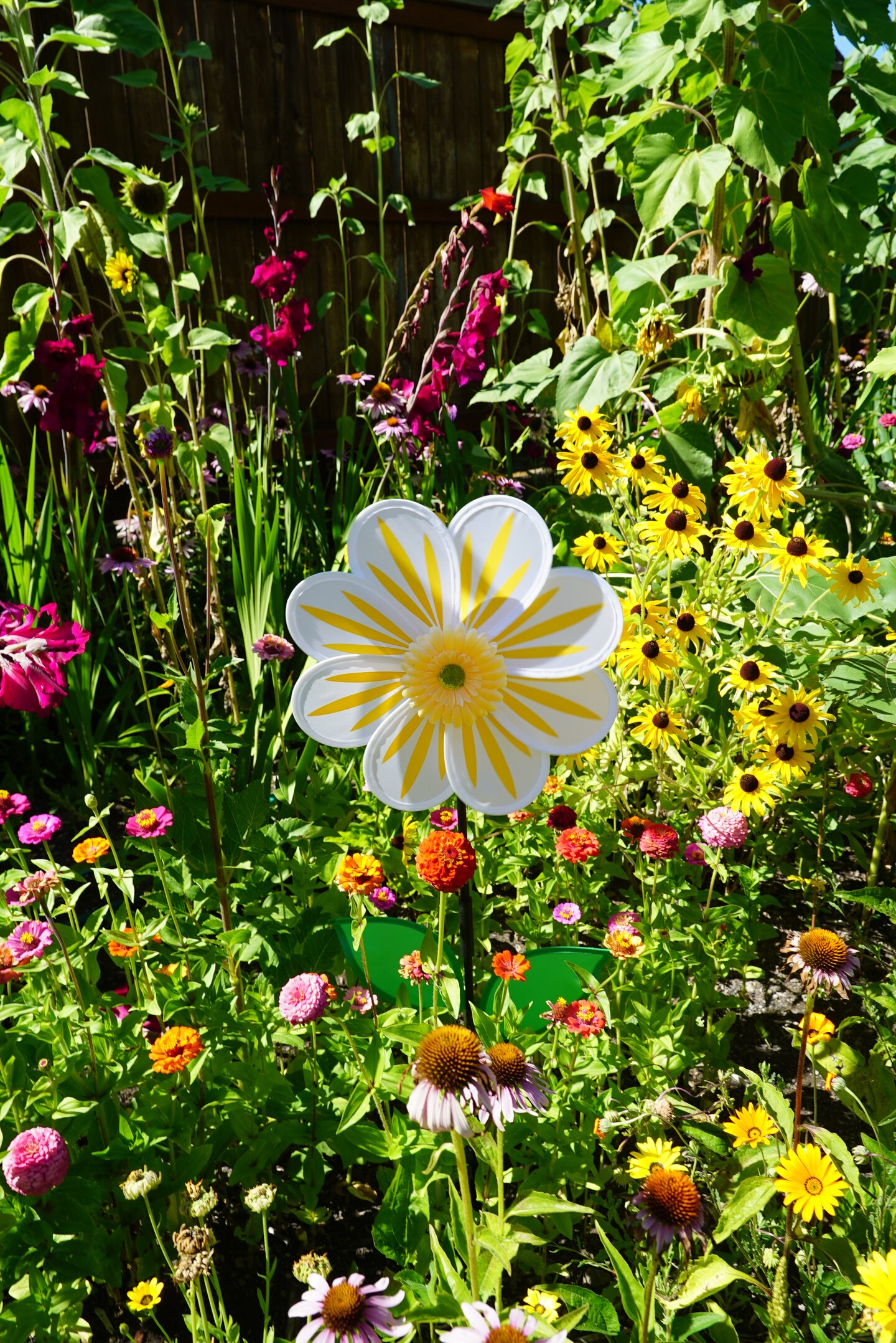 In the Breeze 2686 - 13 Inch White Daisy Flower Spinner- Colorful Spinner for your Yard and Garden