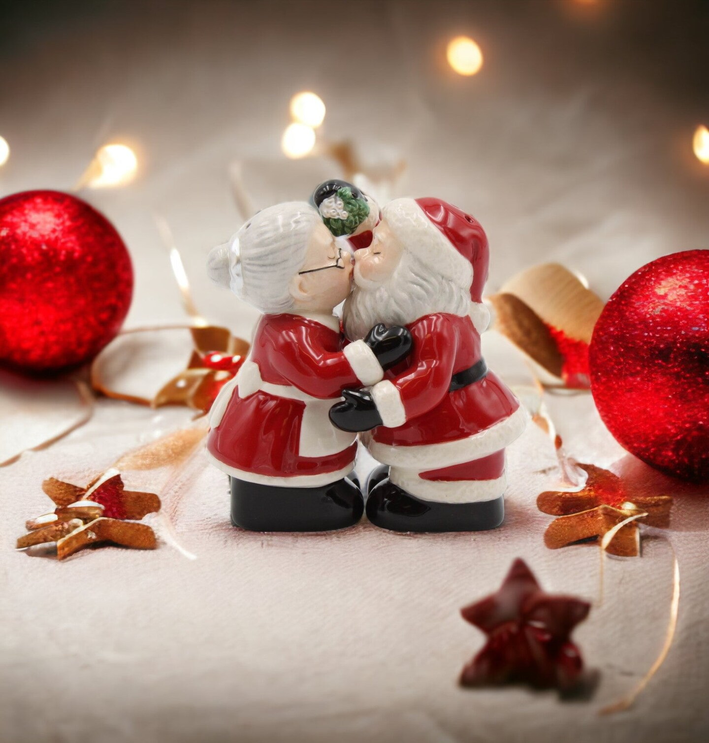 Ceramic Christmas Decor Kissing Santa and Mrs. Claus Salt And Pepper Shakers, Home D&#xE9;cor, Gift for Her, Gift for Mom, Kitchen D&#xE9;cor