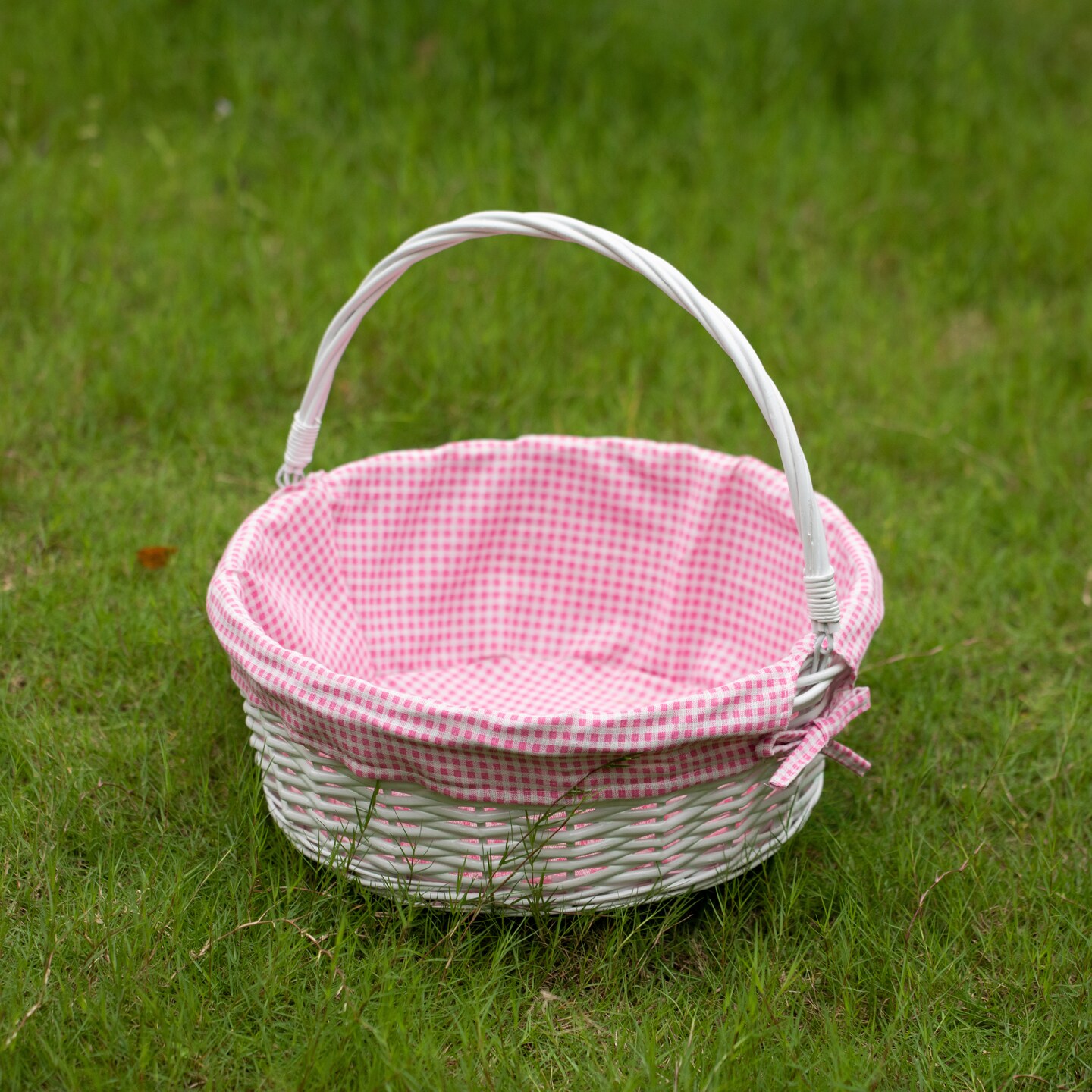 Traditional White Round Willow Gift Basket with Gingham Liner and Sturdy Foldable Handles, Food Snacks Storage Basket