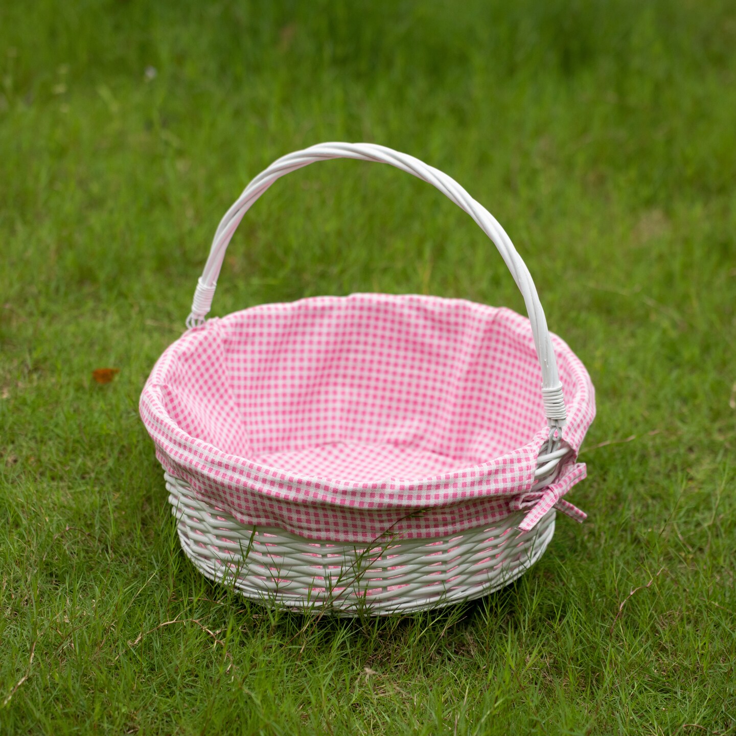 Traditional White Round Willow Gift Basket With Gingham Liner And