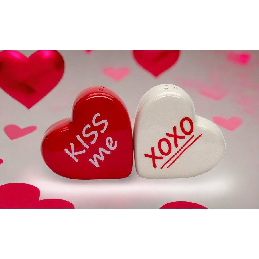 kevinsgiftshoppe Ceramic Kiss Me And XOXO Heart Shaped Salt And Pepper,  Gift for Her, Gift for Mom, Kitchen Décor, Valentine's Day Décor, Romantic  Décor