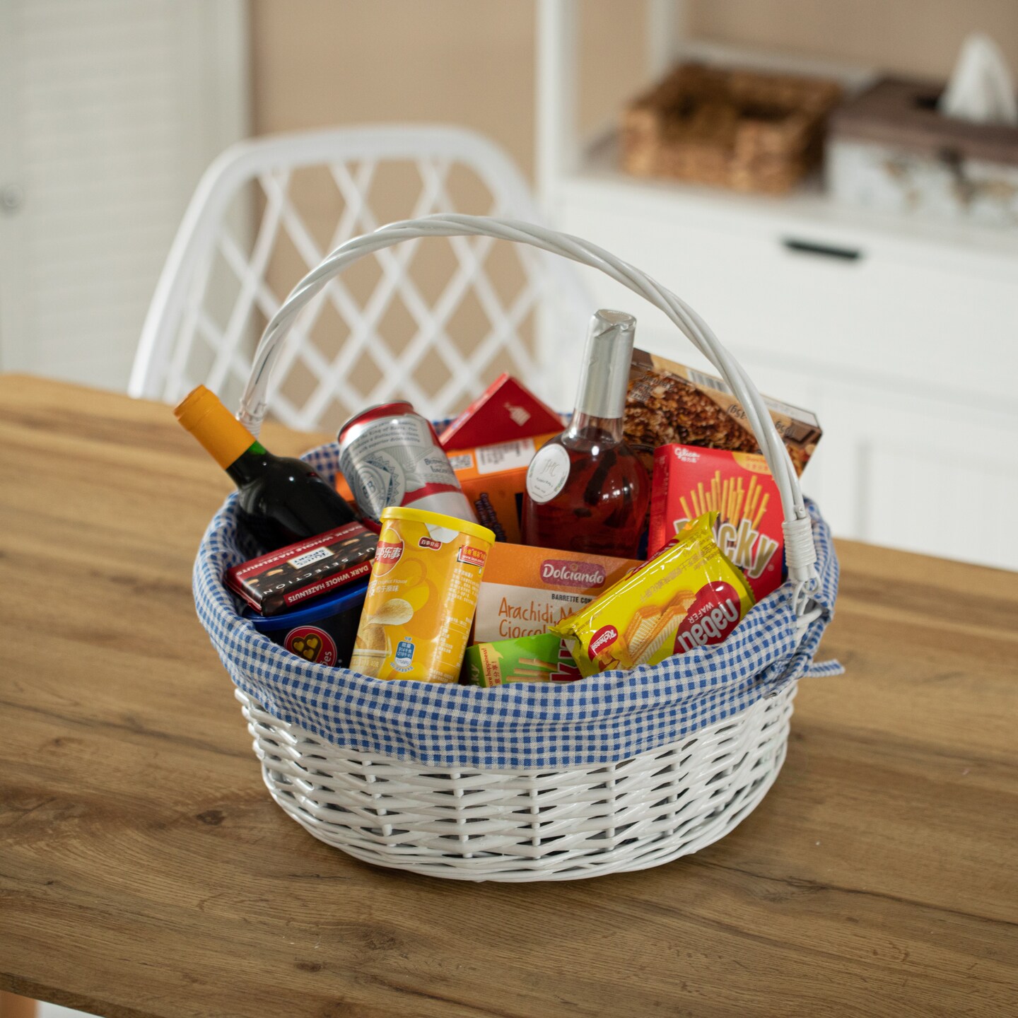 Traditional White Round Willow Gift Basket with Gingham Liner and Sturdy Foldable Handles, Food Snacks Storage Basket