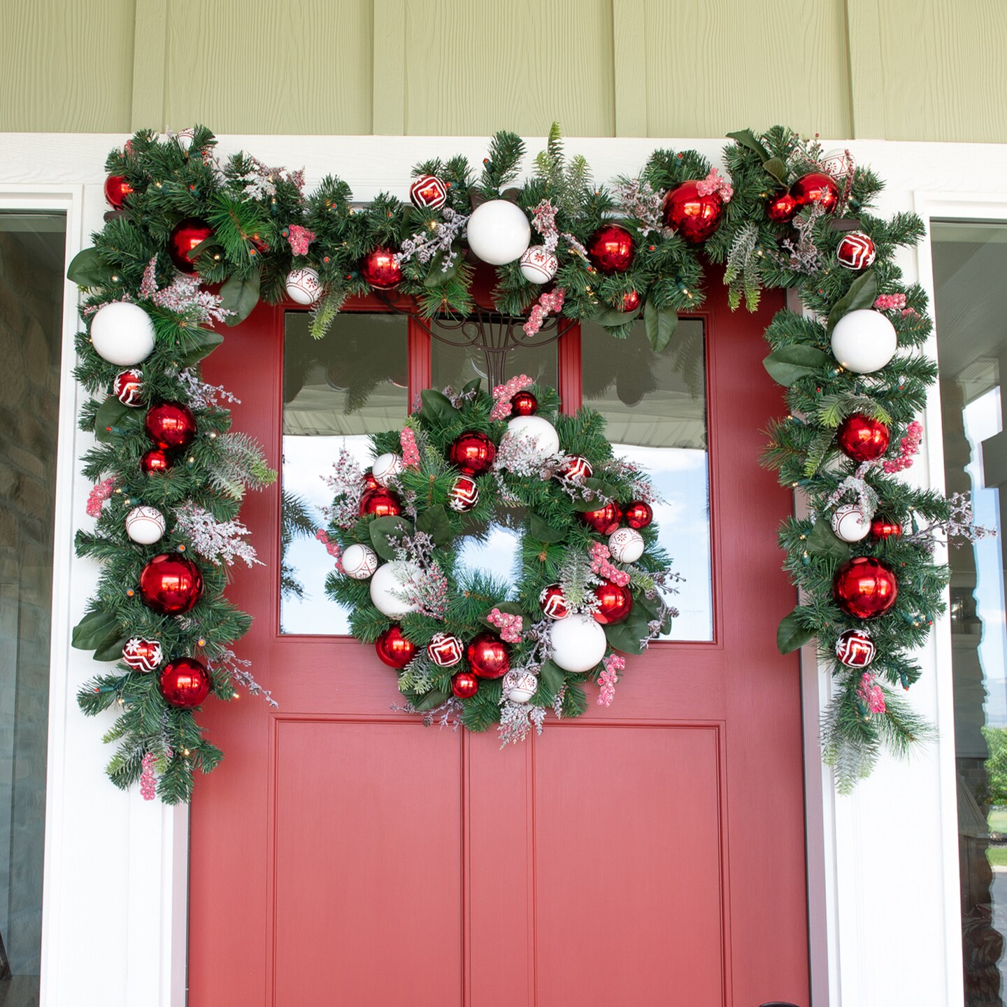 Lighted Christmas Wreath - Nordic