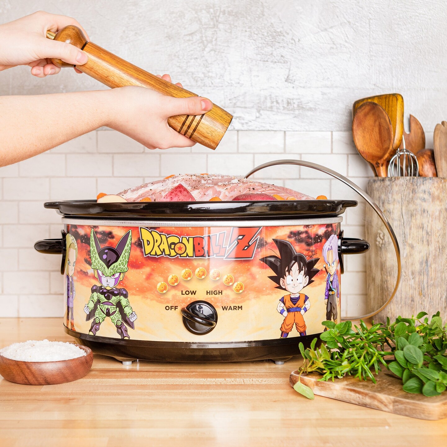 Uncanny Brands Dragon Ball Z 7-Qt Slow Cooker