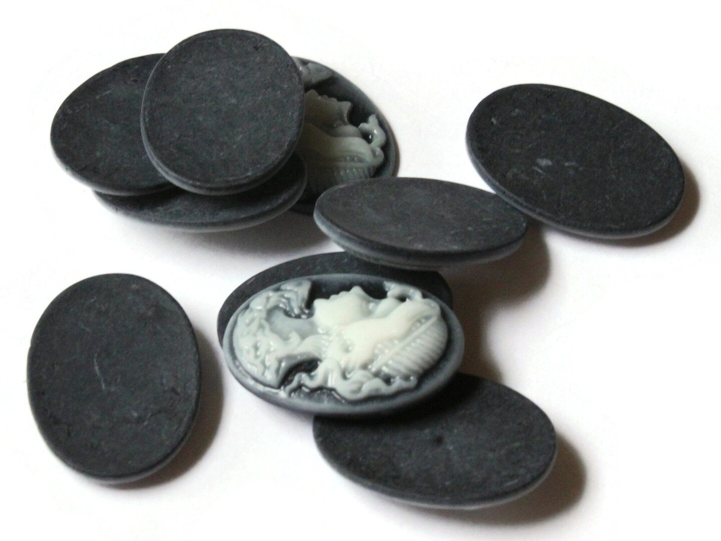 10 25mm x 18mm Black and White Woman&#x27;s Face Cameo Cabochons