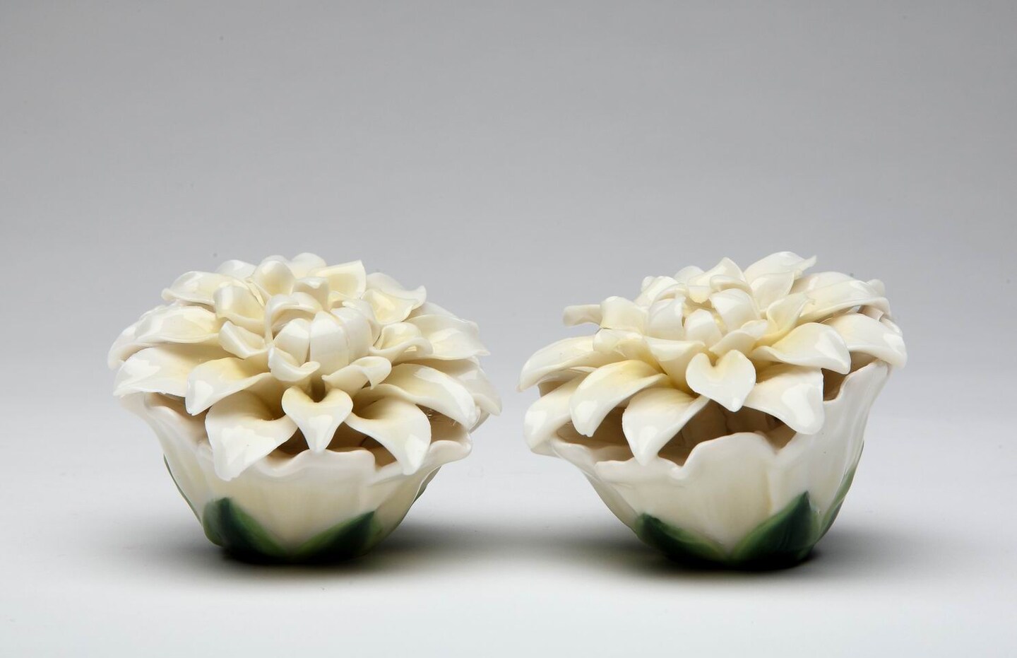 Ceramic White Daisy Flower Salt &#x26; Pepper Shakers, Home D&#xE9;cor, Gift for Her, Gift for Mom, Kitchen D&#xE9;cor, Wedding Decor