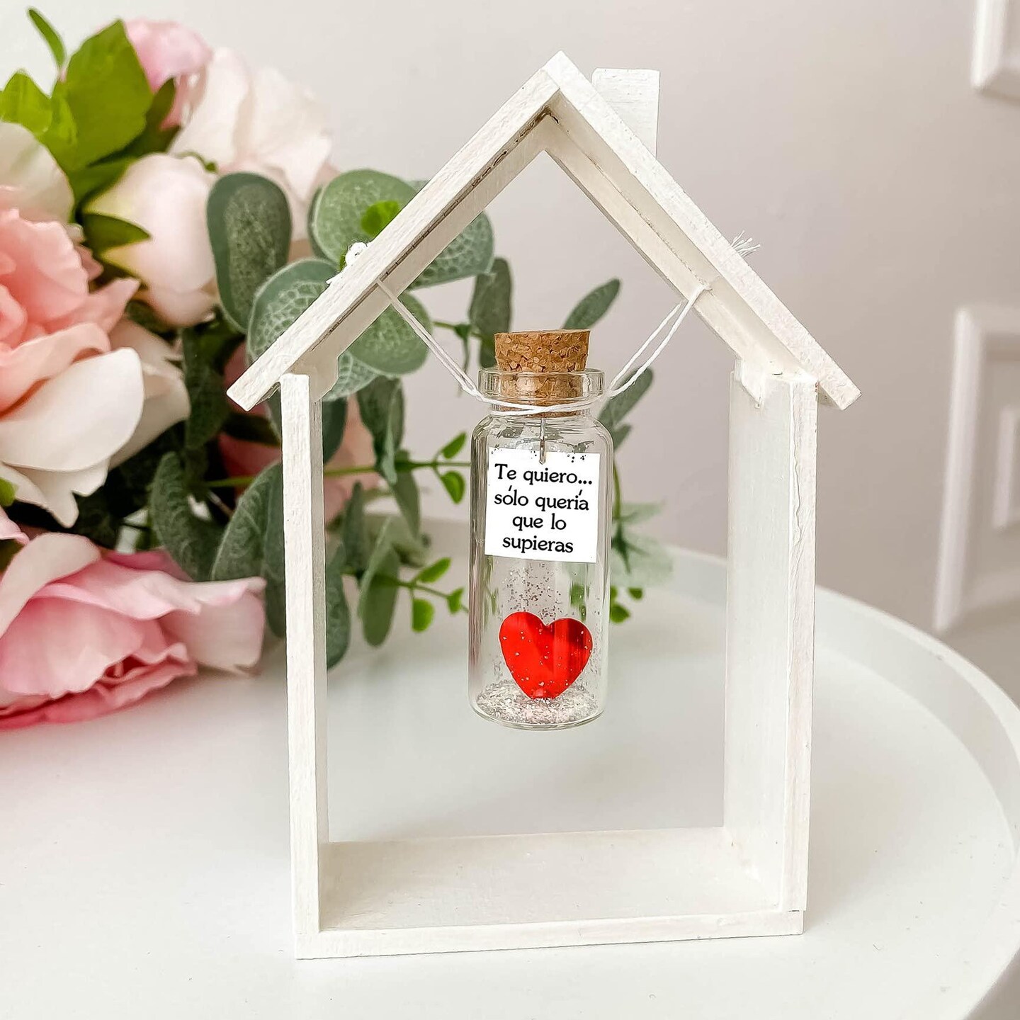 Mensaje rom&#xE1;ntico en una botella para regalar a tu novio o novia   Tarro de los deseos con una tarjeta para tu esposo o esposa (bottle in white wood house Te quiero&#x2026; s&#xF3;lo quer&#xED;a que lo supieras)