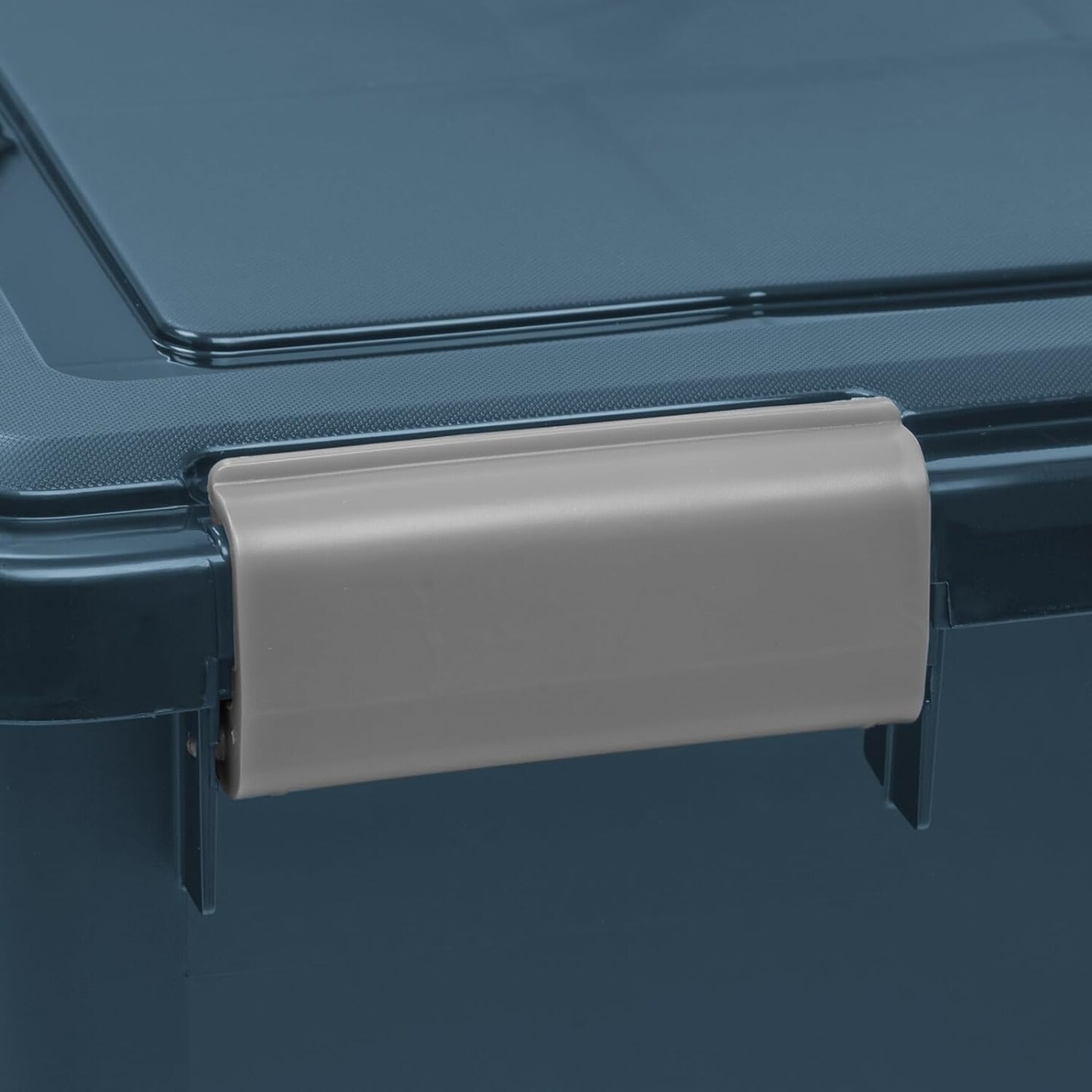 IRIS USA WEATHERPRO Airtight Plastic Storage Bin with Seal Lid, Secure Latching Buckles and 2 Rear Wheels
