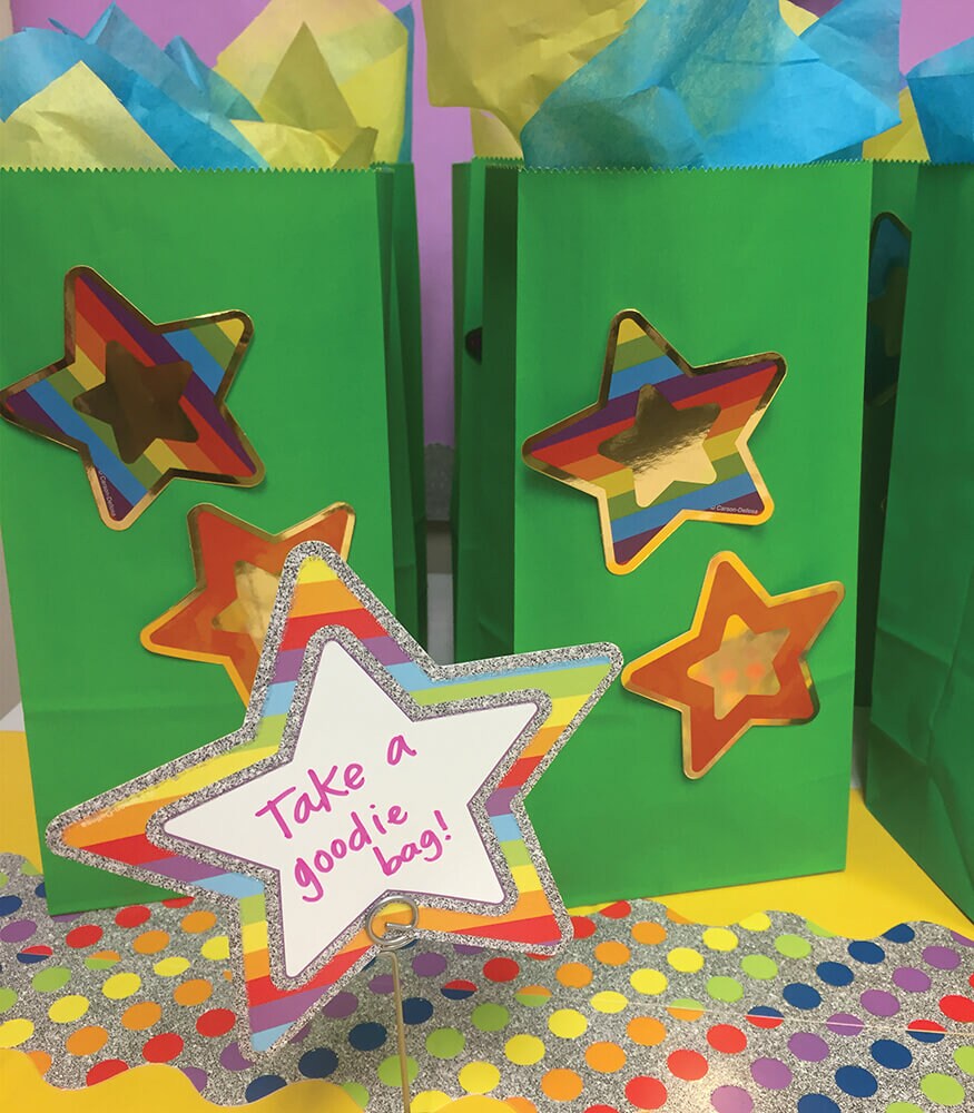 Carson Dellosa – Rainbow and Foil Stars Colorful Cut-Outs, Classroom Décor, 39 Pieces