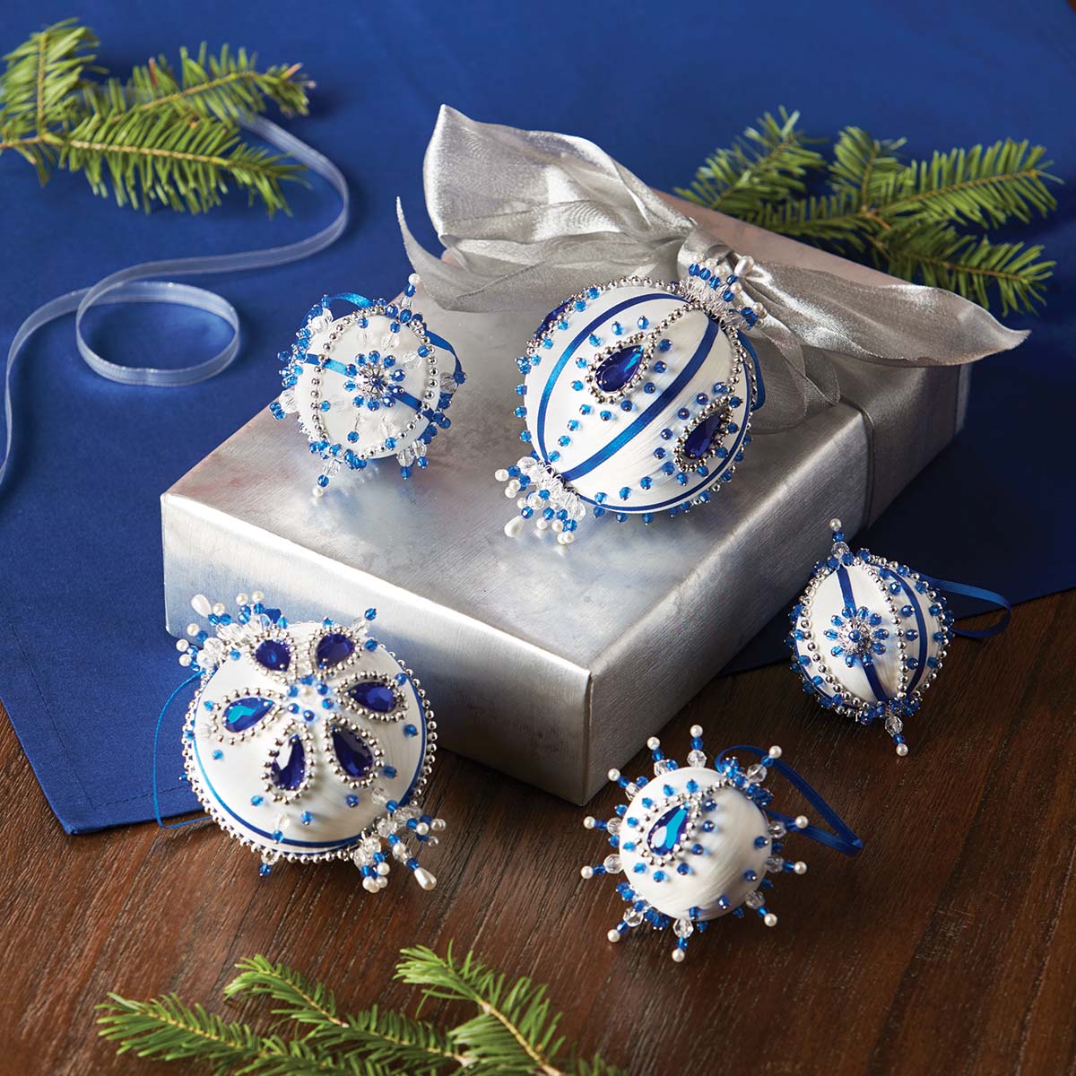 Solid Oak: Beaded Ornament Kit: Crystal/Blue Snowflakes