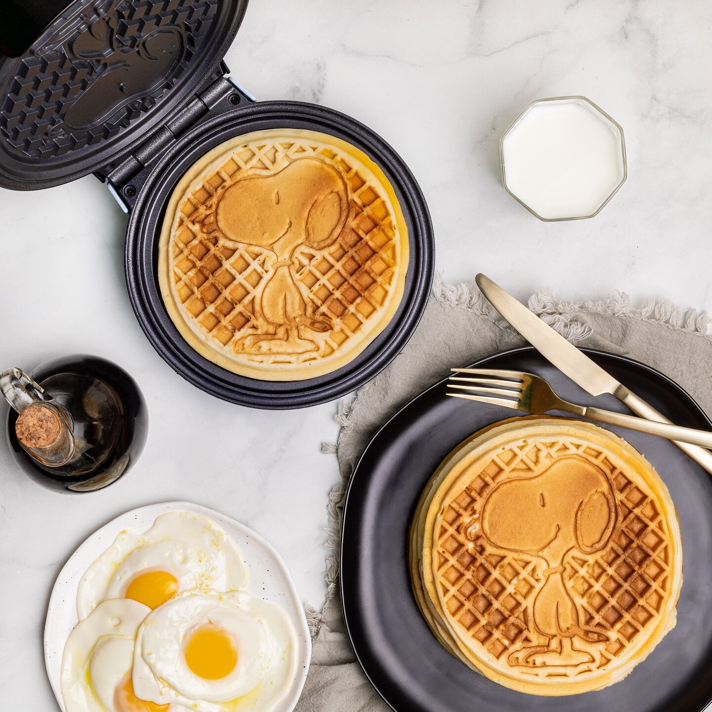 Uncanny Brands Peanuts Snoopy Waffle Maker