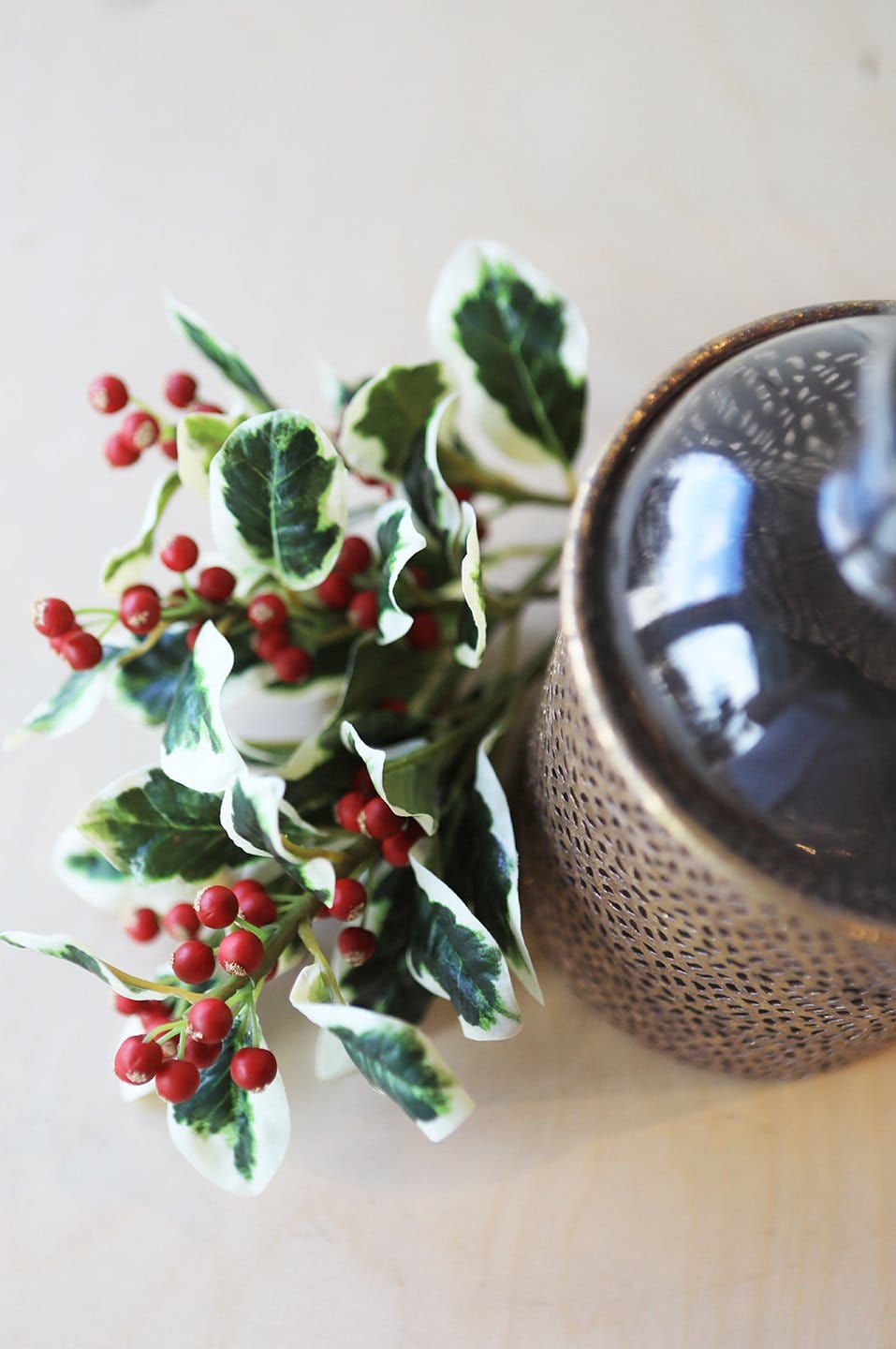 18&#x22; Variegated Faux Holly Stem