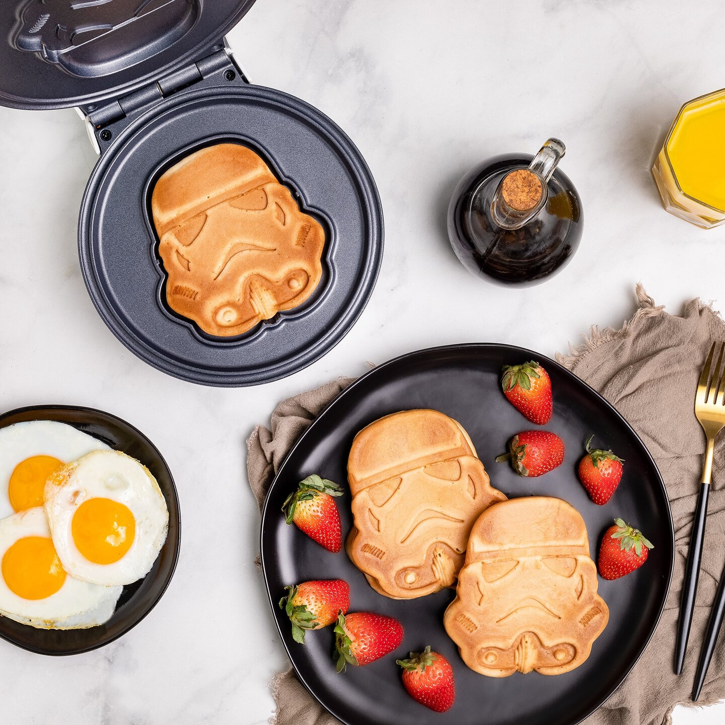 Uncanny Brands Star Wars Stormtrooper Waffle Maker