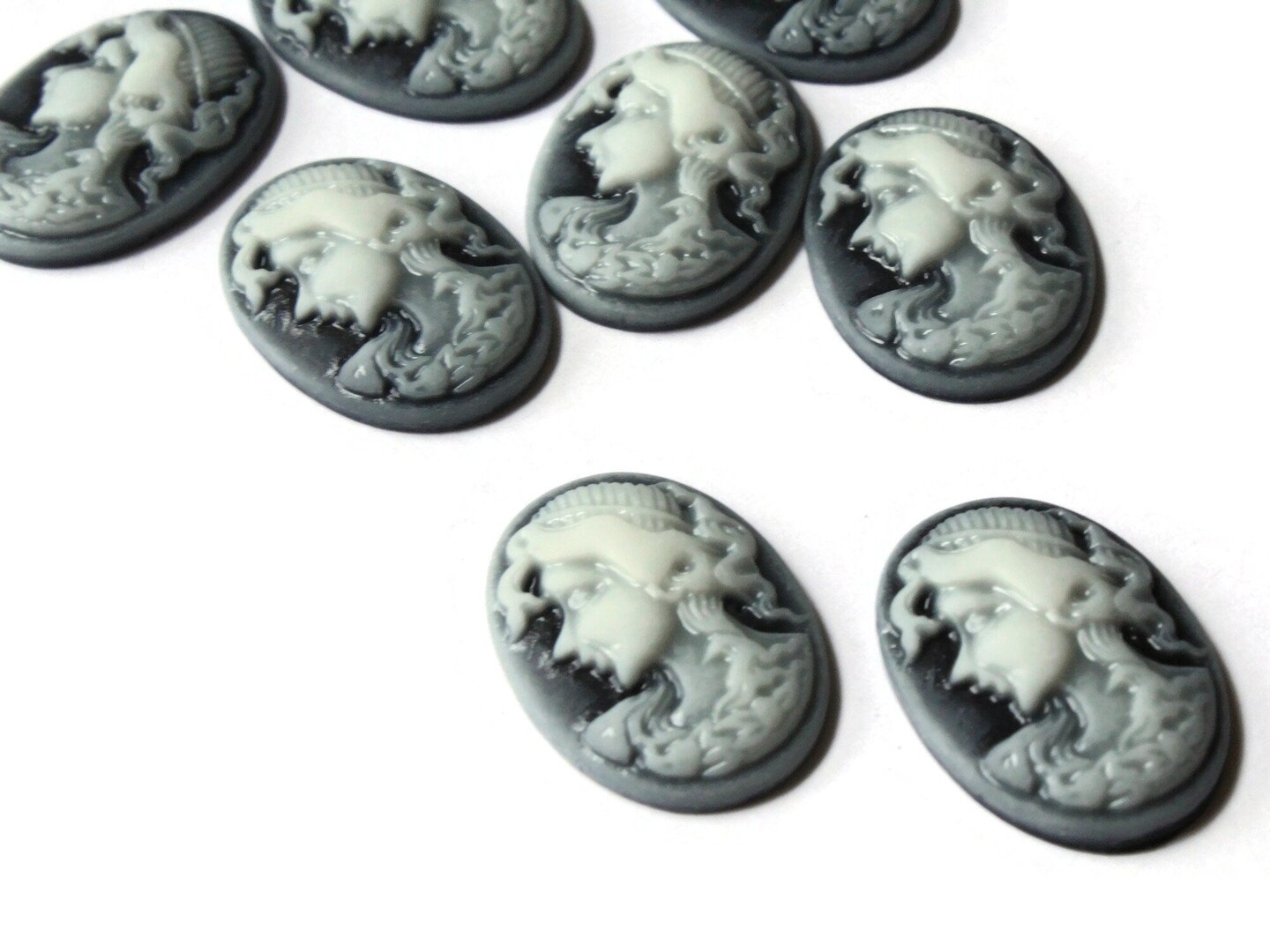 10 25mm x 18mm Black and White Woman&#x27;s Face Cameo Cabochons