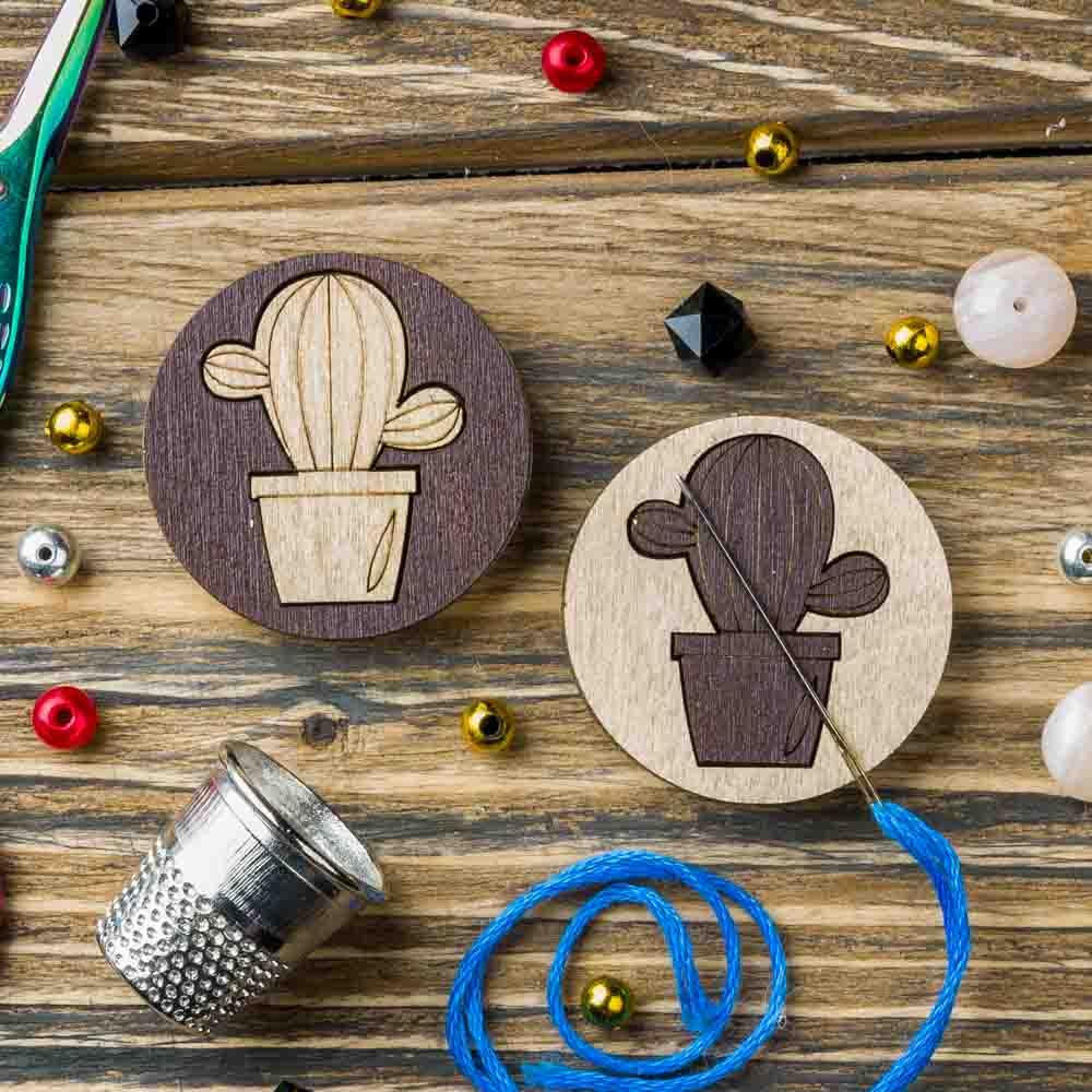 Magnetic double-sided needle holder