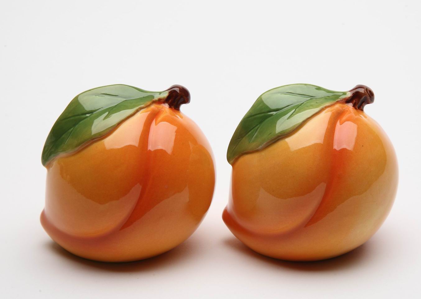 Ceramic Peach Salt and Pepper Shakers, Home D&#xE9;cor, Gift for Her, Gift for Mom, Kitchen D&#xE9;cor, Farmhouse D&#xE9;cor