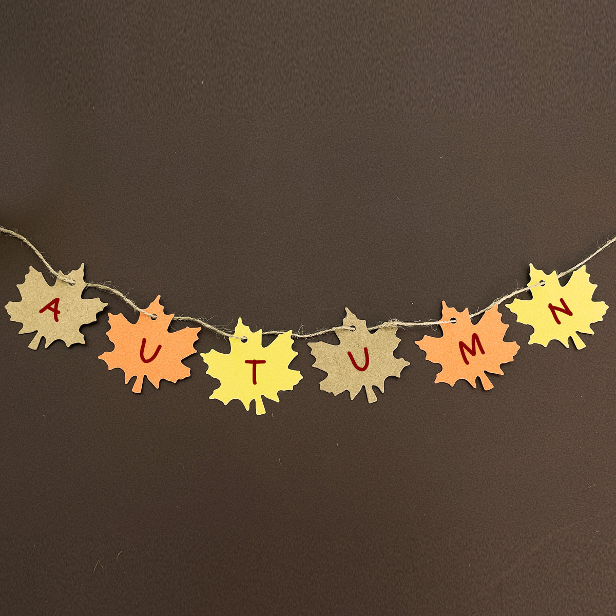 Wrapables Autumn Maple Leaves Gift Tags/Kraft Hang Tags with Jute Strings for Gift-Wrapping, DIY, Arts & Crafts, (100pcs)