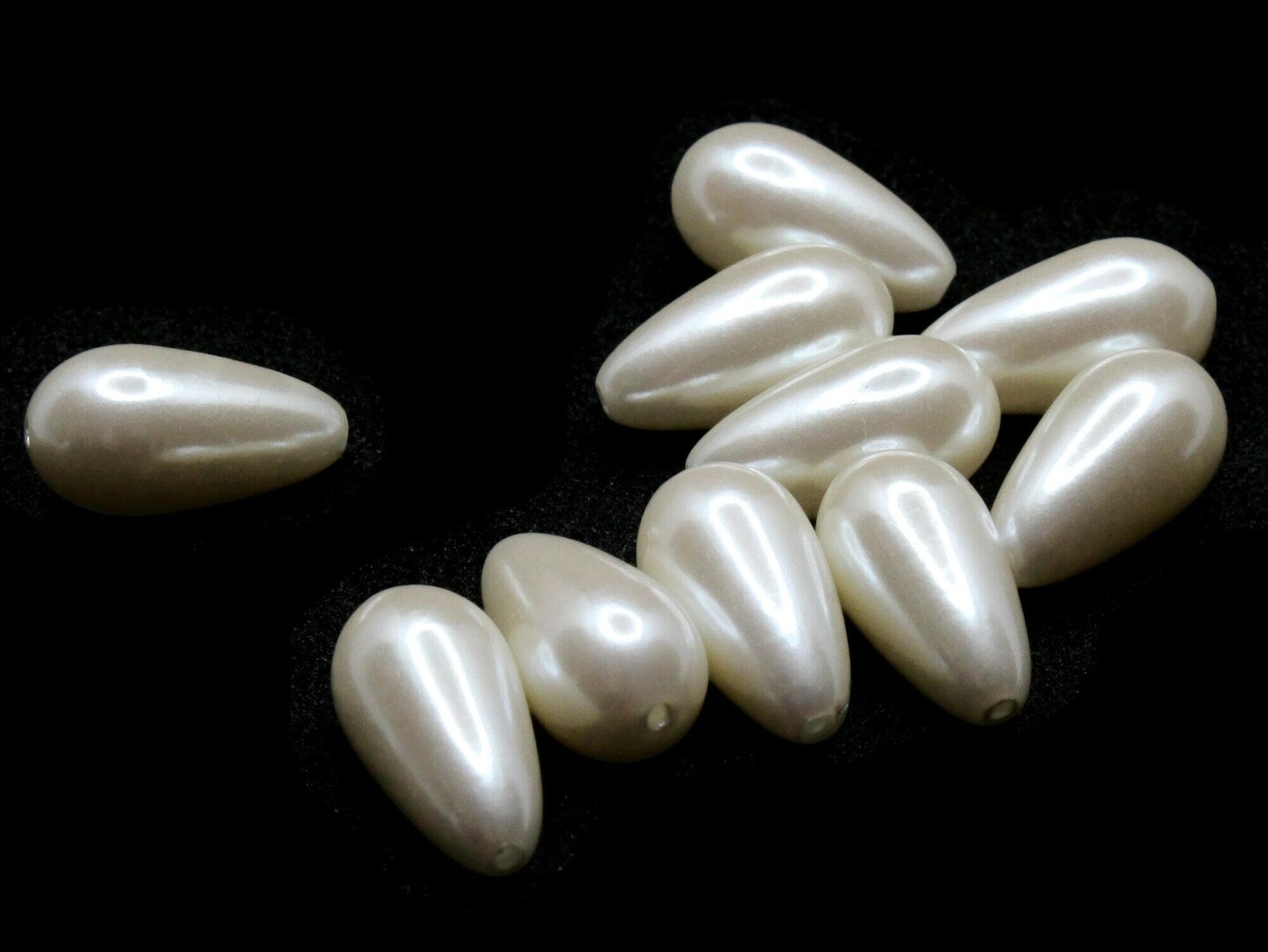 10 18mm White Teardrop Pear Vintage Cultura Pearl Beads
