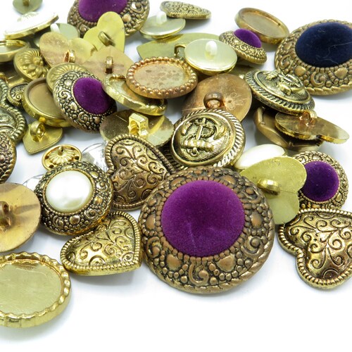 Random Mix of Vintage Metalized Plastic Buttons (12x) (P531)