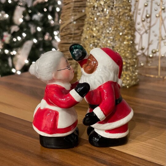 Ceramic Christmas Decor Interracial Santa and Mrs. Claus Salt and Pepper Shakers, Home D&#xE9;cor, Gift for Her, Gift for Mom, Kitchen D&#xE9;cor kit