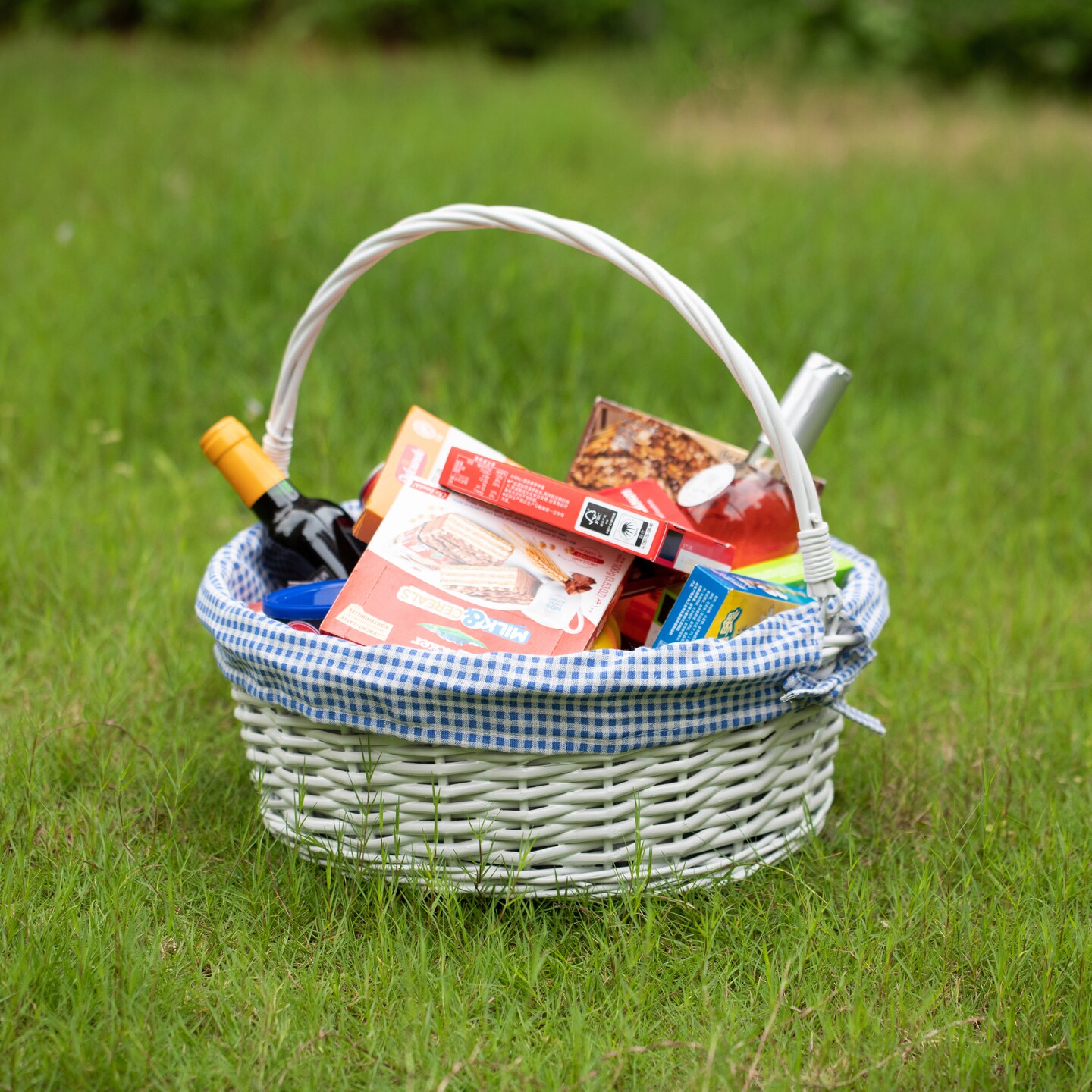 Traditional White Round Willow Gift Basket with Gingham Liner and Sturdy Foldable Handles, Food Snacks Storage Basket