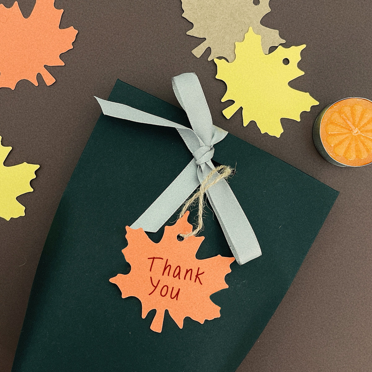 Wrapables Autumn Maple Leaves Gift Tags/Kraft Hang Tags with Jute Strings for Gift-Wrapping, DIY, Arts & Crafts, (100pcs)