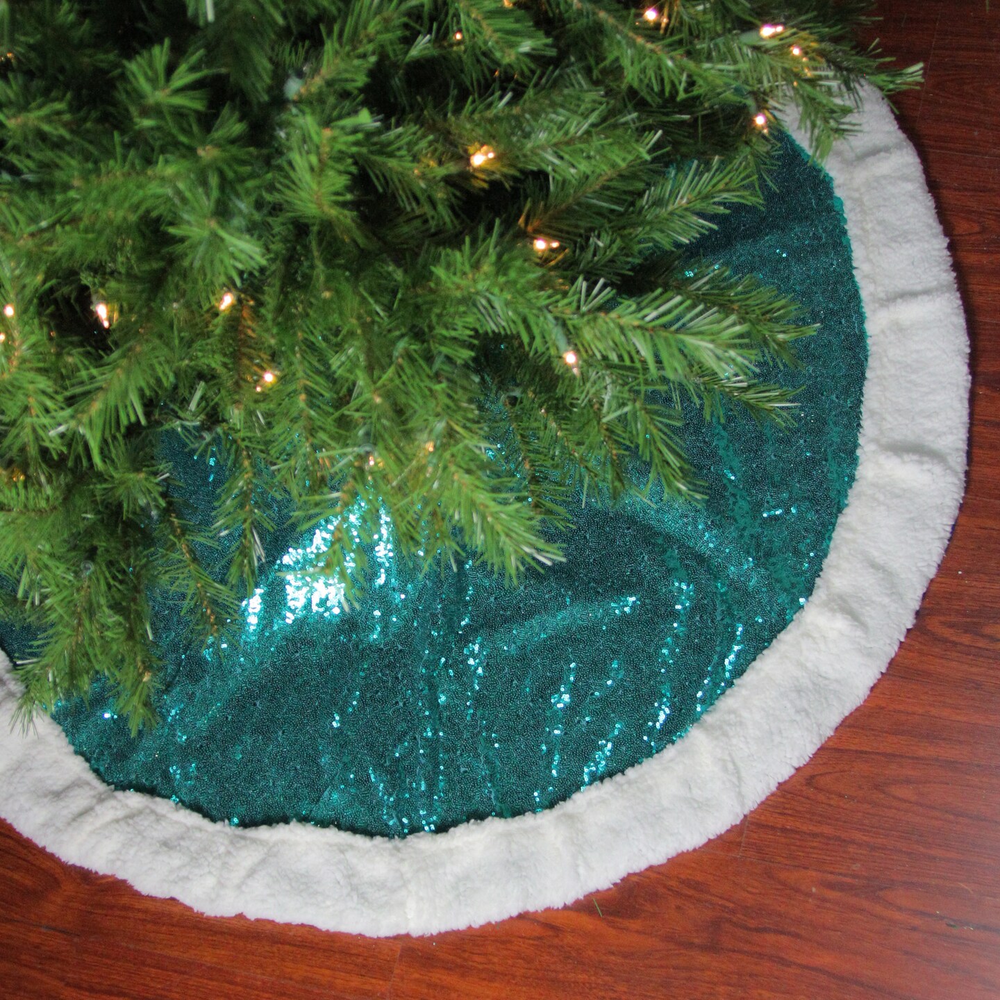 Northlight 47&#x22; Green and White Paillette Sequins Christmas Tree Skirt