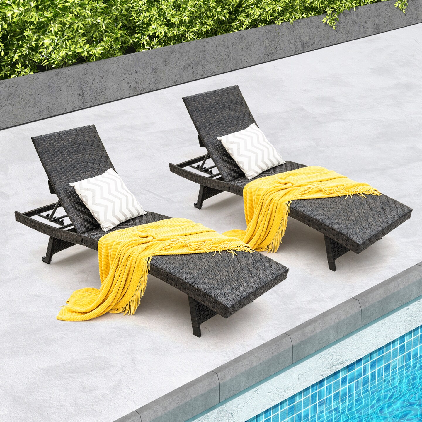 Folding Padded Rattan Patio Chaise Lounge With Adjustable Backrest And Quick Dry Foam