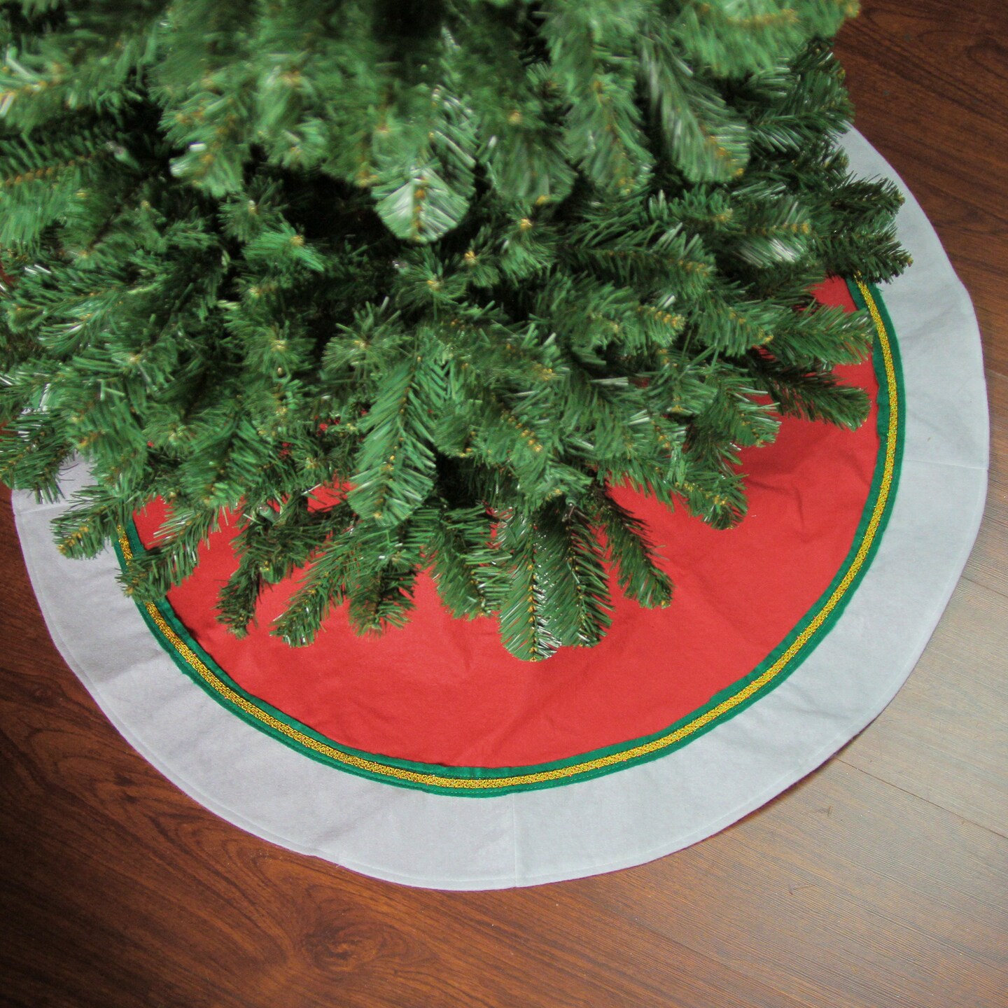 Northlight Traditional Christmas Tree Skirt with Ribbon Trim - 36&#x22; - Red and White