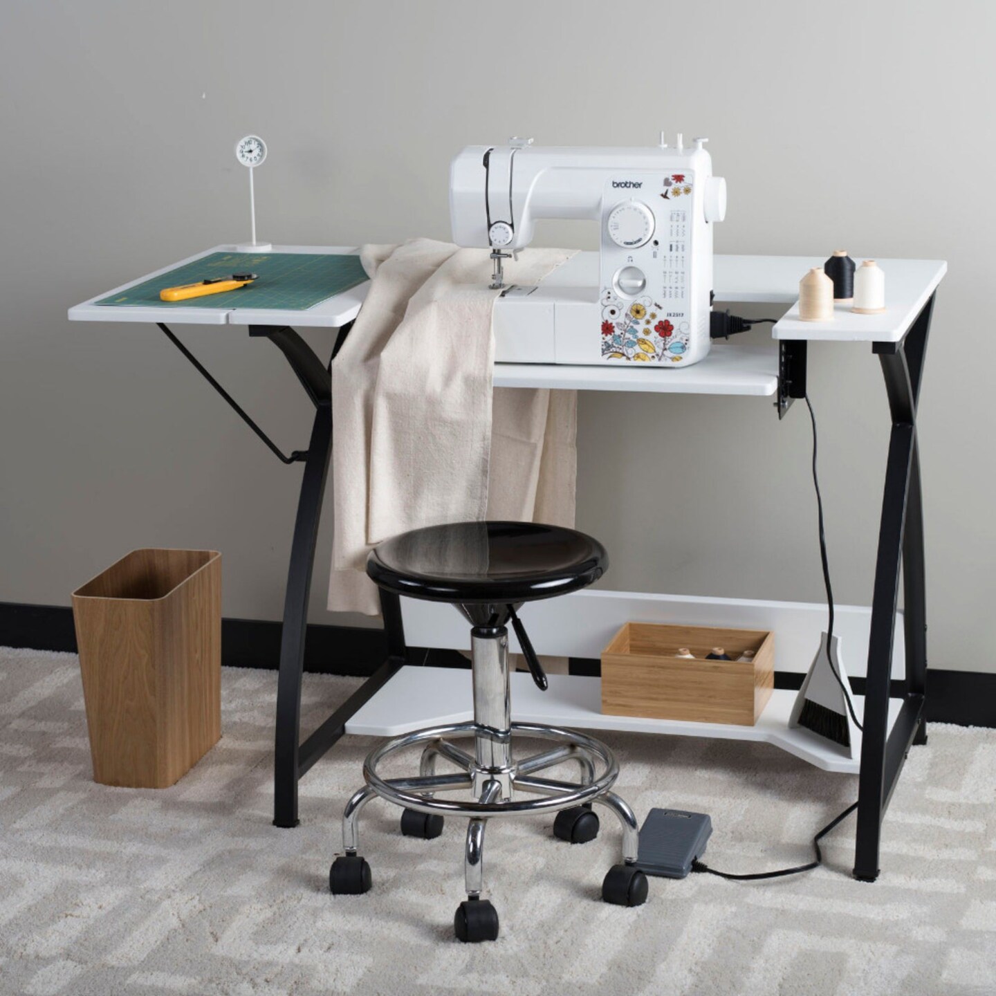 Comet Hobby And Sewing Table In Black / White