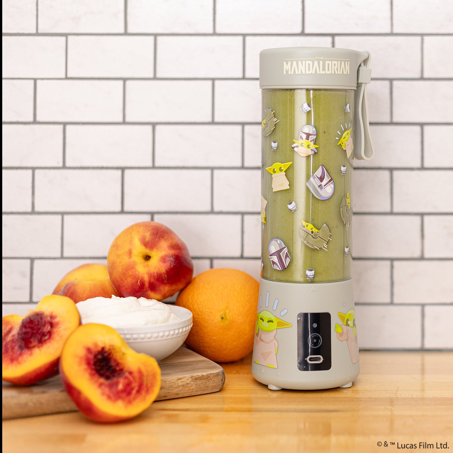 Uncanny Brands Star Wars The Mandalorian USB-Rechargeable Portable Blender