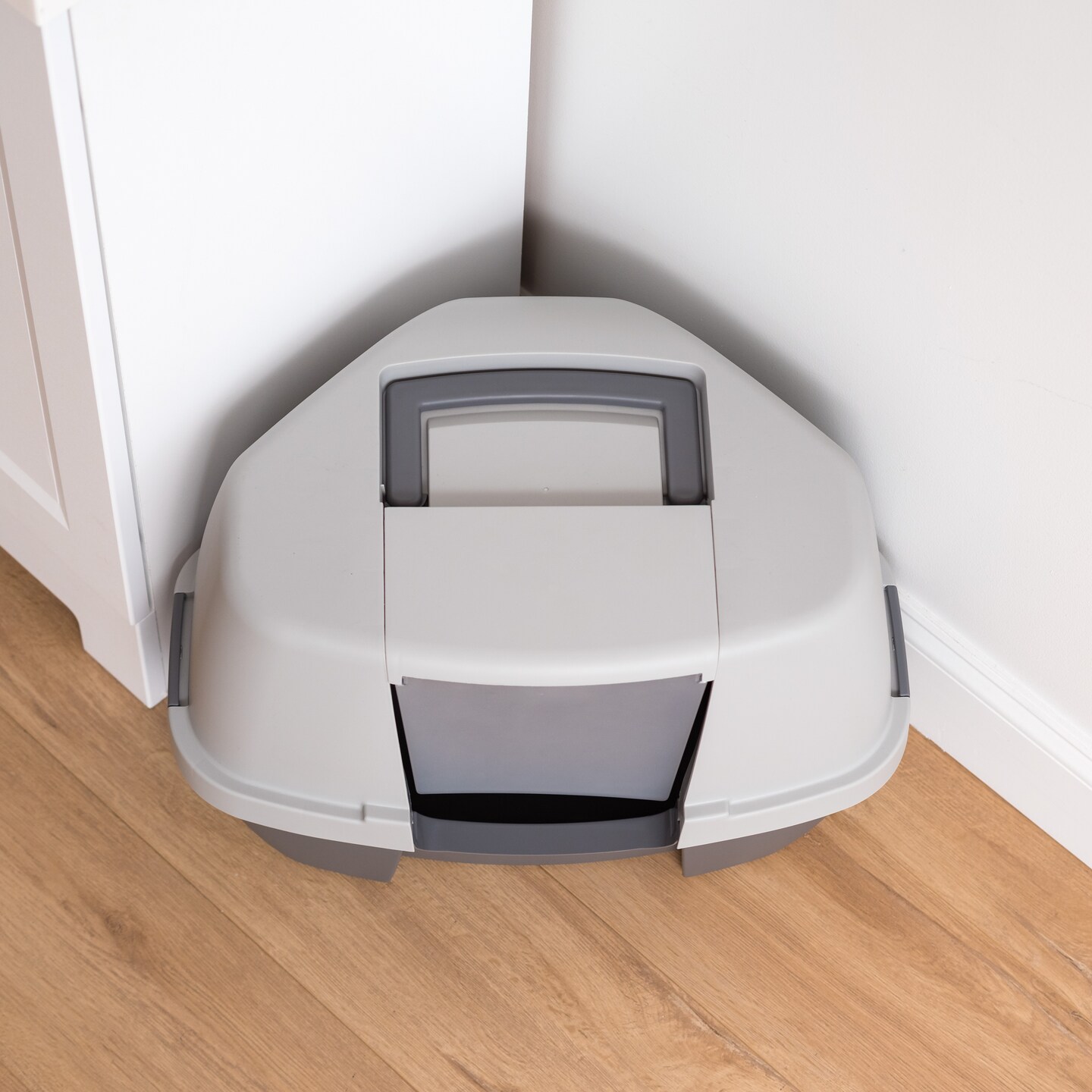 IRIS USA Large Hooded Corner Cat Litter Box with Scoop