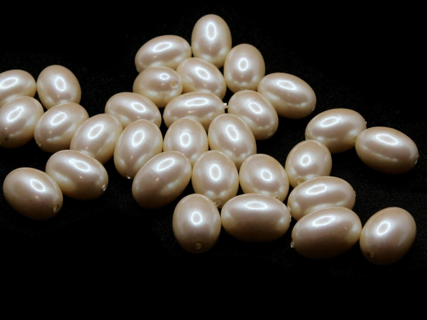 30 13mm Oval Vintage Cultura Pearl Beads