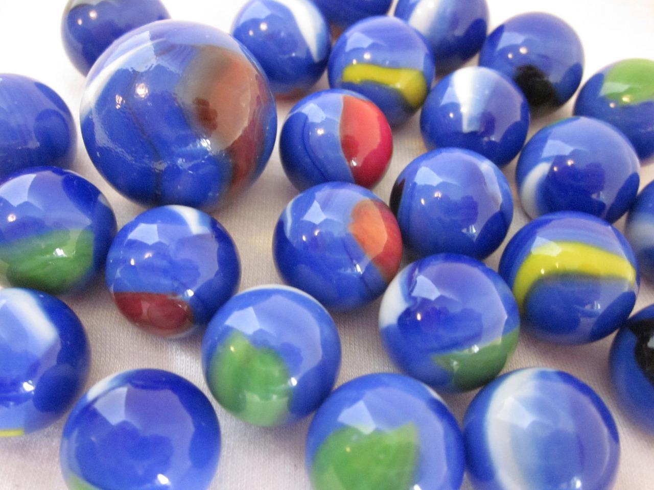 25 Glass Marbles BLUE DOLPHIN White/Green/Red Shooter Patch game marble lot