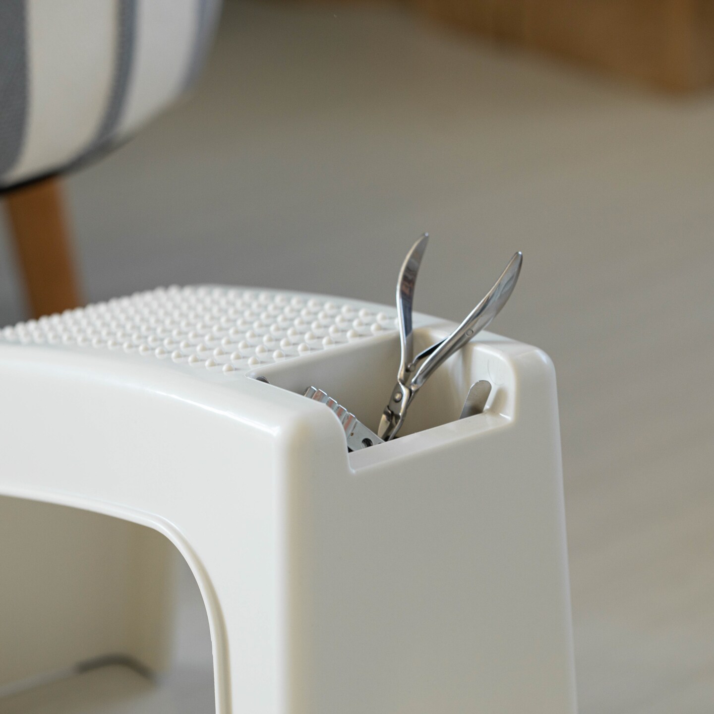 Shower Footrest, White Bath Foot Stool for Shaving Legs, Non-Slip Sturdy Pedicure Footrest, Spa Footrest Shaving Stool, Shower Foot Procedures Stool With Storage