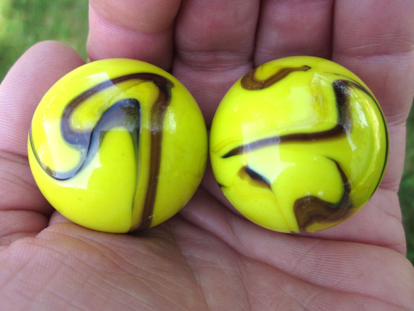 2 Boulders 35mm BUMBLE BEE Marbles glass ball Yellow/Brown Giant Swirl