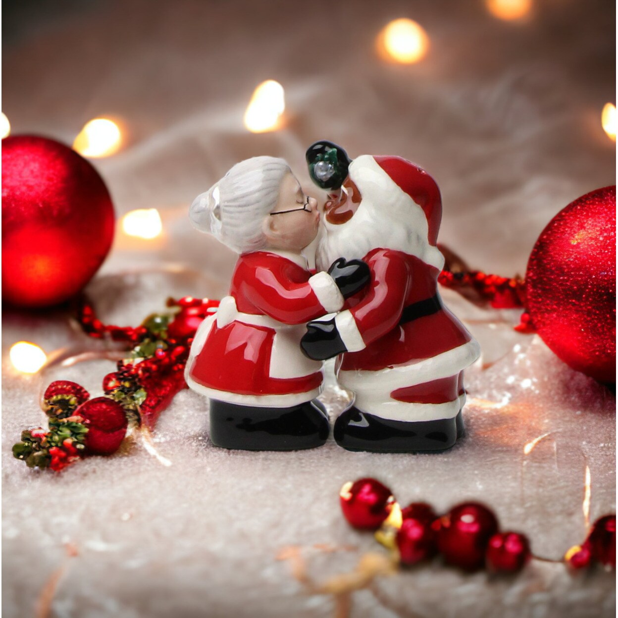 kevinsgiftshoppe Ceramic  Interracial Santa and Mrs. Claus Salt and Pepper Shakers Home Decor   Kitchen Decor kit
