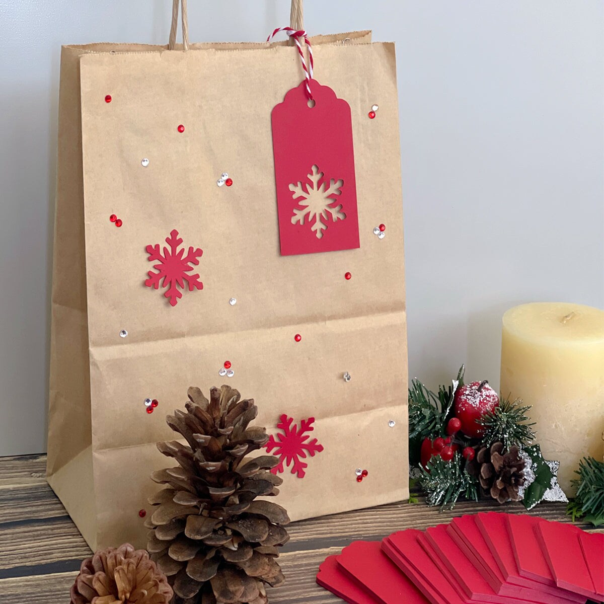 Wrapables Christmas Holiday Gift Tags/Kraft Hang Tags with Laser Cut Design for Gift-Wrapping, DIY, Arts &#x26; Crafts (100pcs), Red Scalloped