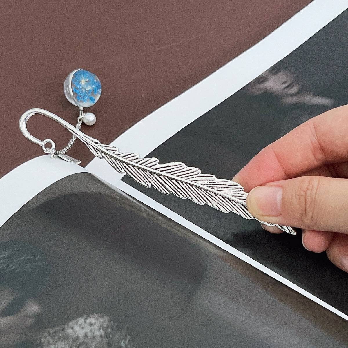 Wrapables Metal Leaf Bookmark with Charm for Book Lovers &#x26; Readers (Set of 2)