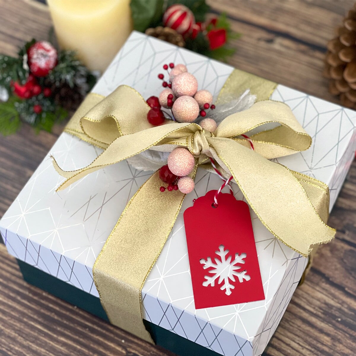 Wrapables Christmas Holiday Gift Tags/Kraft Hang Tags with Laser Cut Design for Gift-Wrapping, DIY, Arts &#x26; Crafts (100pcs), Red Scalloped
