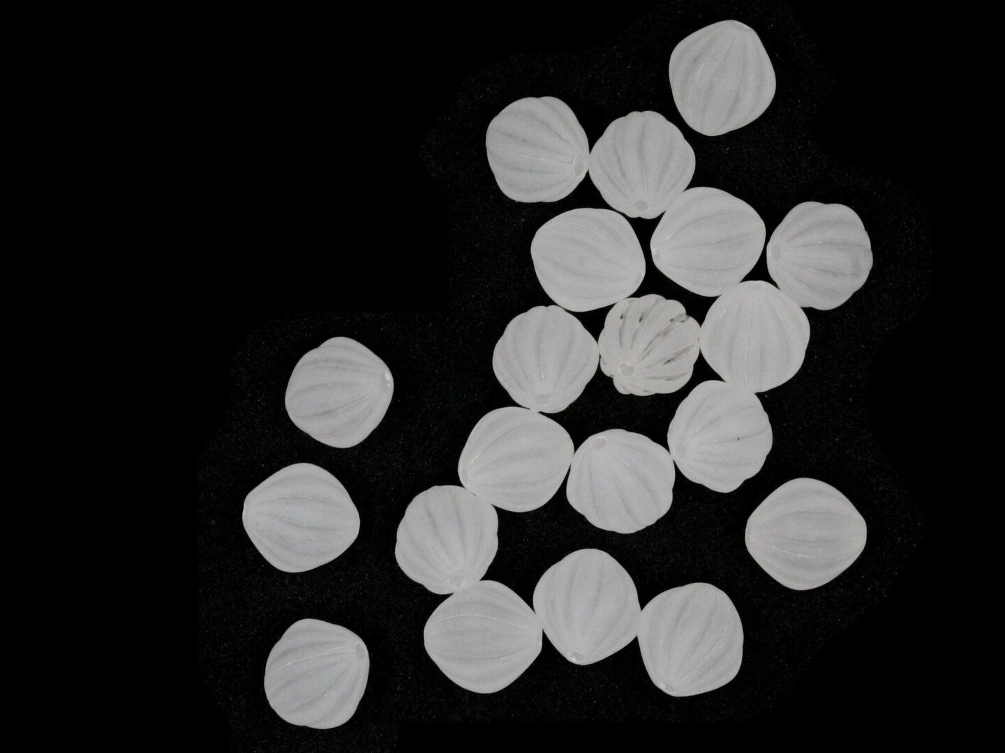 20 13mm Fluted Round White Vintage Frosted Acrylic Beads